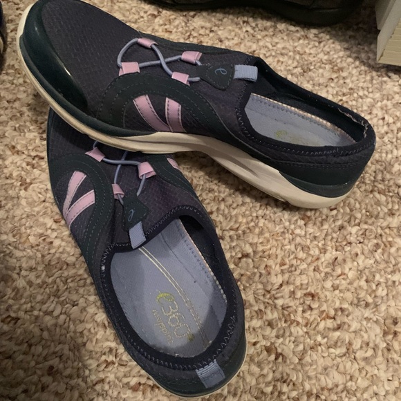 SHOES - Picture 2 of 2